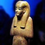 expo-paris-Toutankhamon-divinite-egyptienne-bois-dore