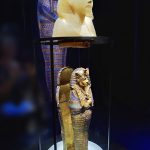 expo-paris-Toutankhamon-sarcophage-sculpture