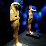 expo-paris-Toutankhamon-statues-divinites-bois-dore
