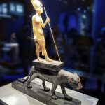 expo-paris-Toutankhamon-sur-panthere-noire-statue-bois-dore